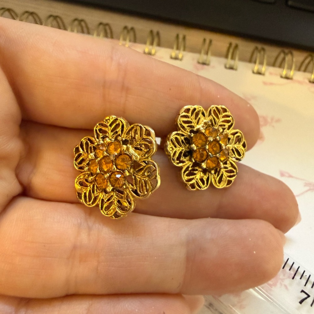 Vintage Gold Tone Filigree Flower Clip On Earrings Amber Rhinestone Floral 1"
